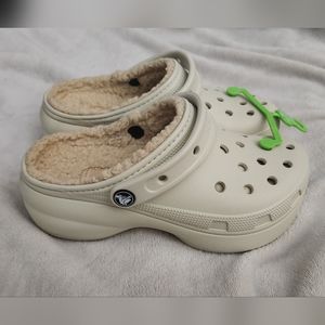 (NWT) Platform Crocs Women's Classic Fuzz Lined Clogs in Bone (Beige), Size 7
